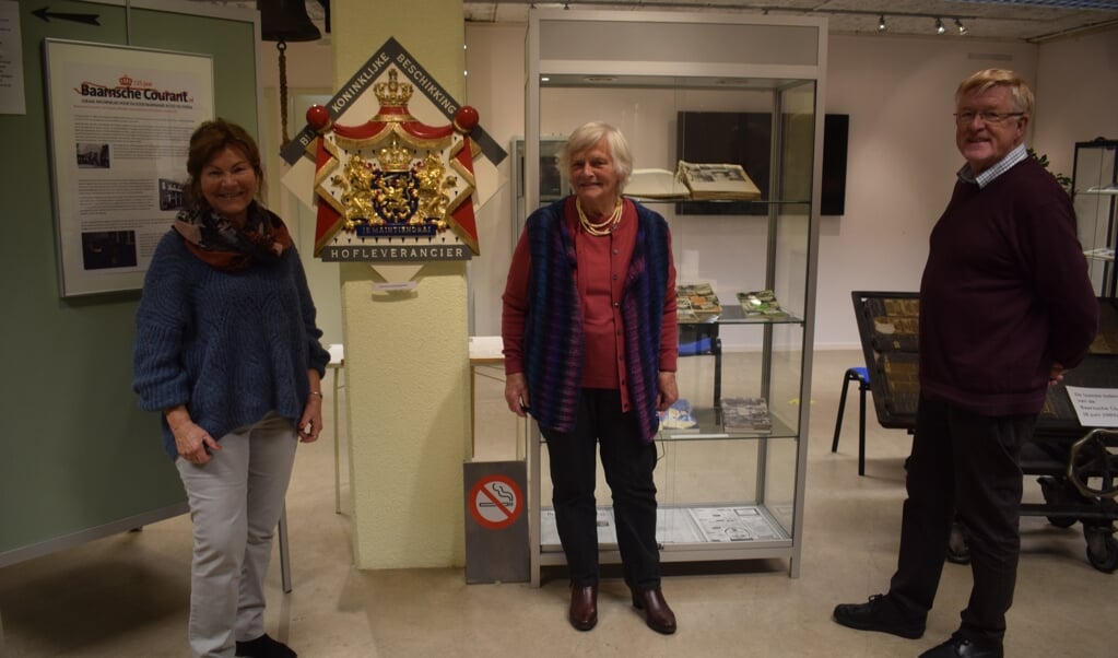 Nora Hemerova, Anna Ornstein en Ton van den Oudenalder hebben de expositie samengesteld en ingericht.