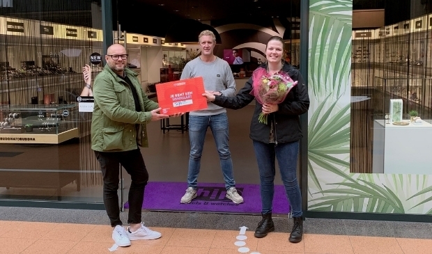<p>Binnenstadsmanager Henny Jansen reikt de cheque aan Larissa Gerritsen uit Veenendaal. </p>