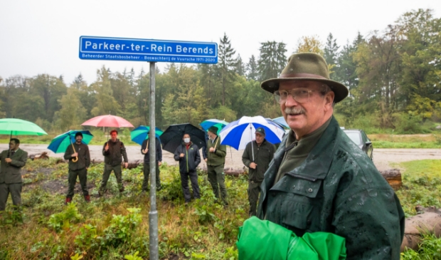 <p>Parkeer-ter-Rein-Berends is gisteren onthuld door de naamgever.</p>