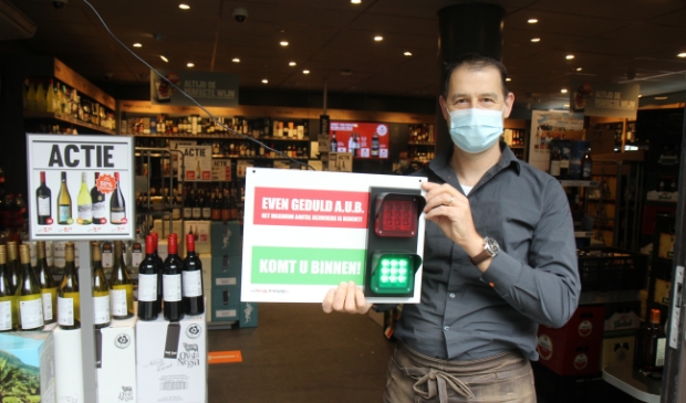 <p>Peter Warmerdam: 'Via een afstandsbediening bij de kassa kunnen we het licht op rood of groen zetten al naar gelang het aantal aanwezige klanten. </p>