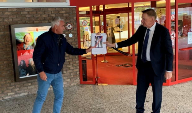 <p>Bovenkerker Erik Bakker overhandigt de handtekeningen aan wethouder Rob Ellermeijer.<br><br></p>