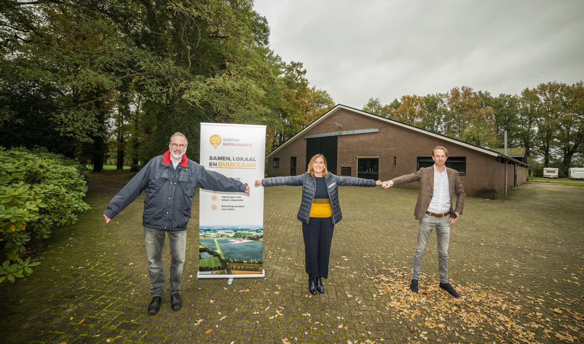 Reijer van de Kuilen van Duurzaam Kootwijkerbroek, wethouder Didi Dorrestijn en Gert-Jan Bloemendal van De Wolfskamer.