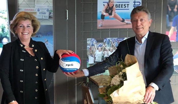 <p>Ad Riebergen, voorzitter Stichting Sportaccommodatie Benedenveer (r) bedankt Joke van Bakel, voorzitter Stichting De Kaai.</p>