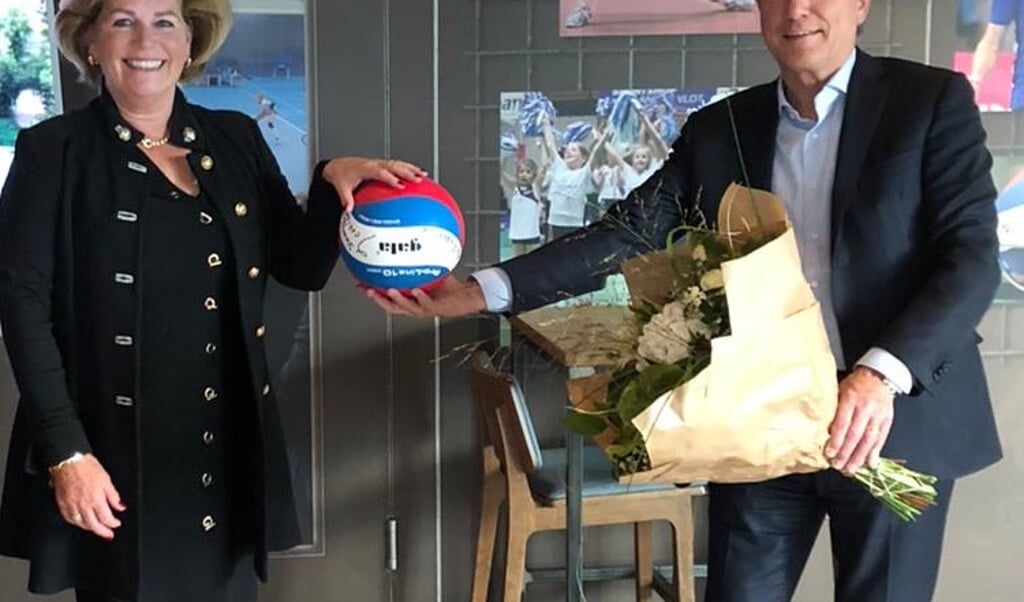 Ad Riebergen, voorzitter Stichting Sportaccommodatie Benedenveer (r) bedankt Joke van Bakel, voorzitter Stichting De Kaai.