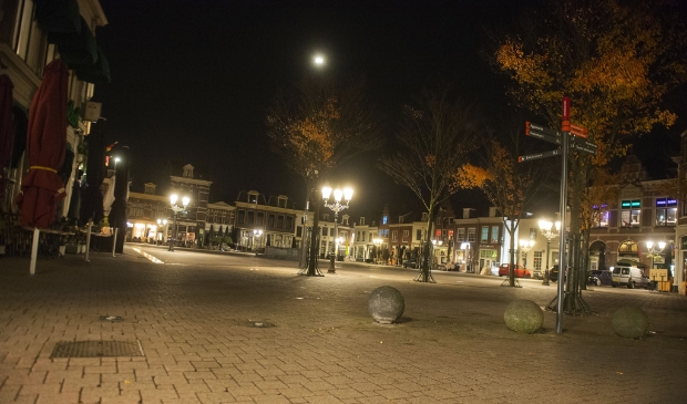 <p>De stad in de avond tijdens de tweede golf.</p>