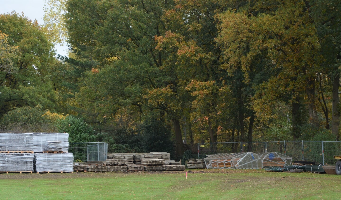 De onderlaag en vele andere onderdelen van sportpark Overhorst zijn inmiddels al op de nieuwe locatie aanwezig.