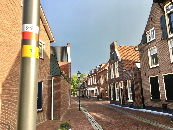 De wandelingen op 20 oktober lopen onder meer door de Kleterstraat. De wit- met rode sticker op de lantaarnpaal markeert het Westerborkpad, het langeafstandswandelpad in het teken van de Jodenvervolging.