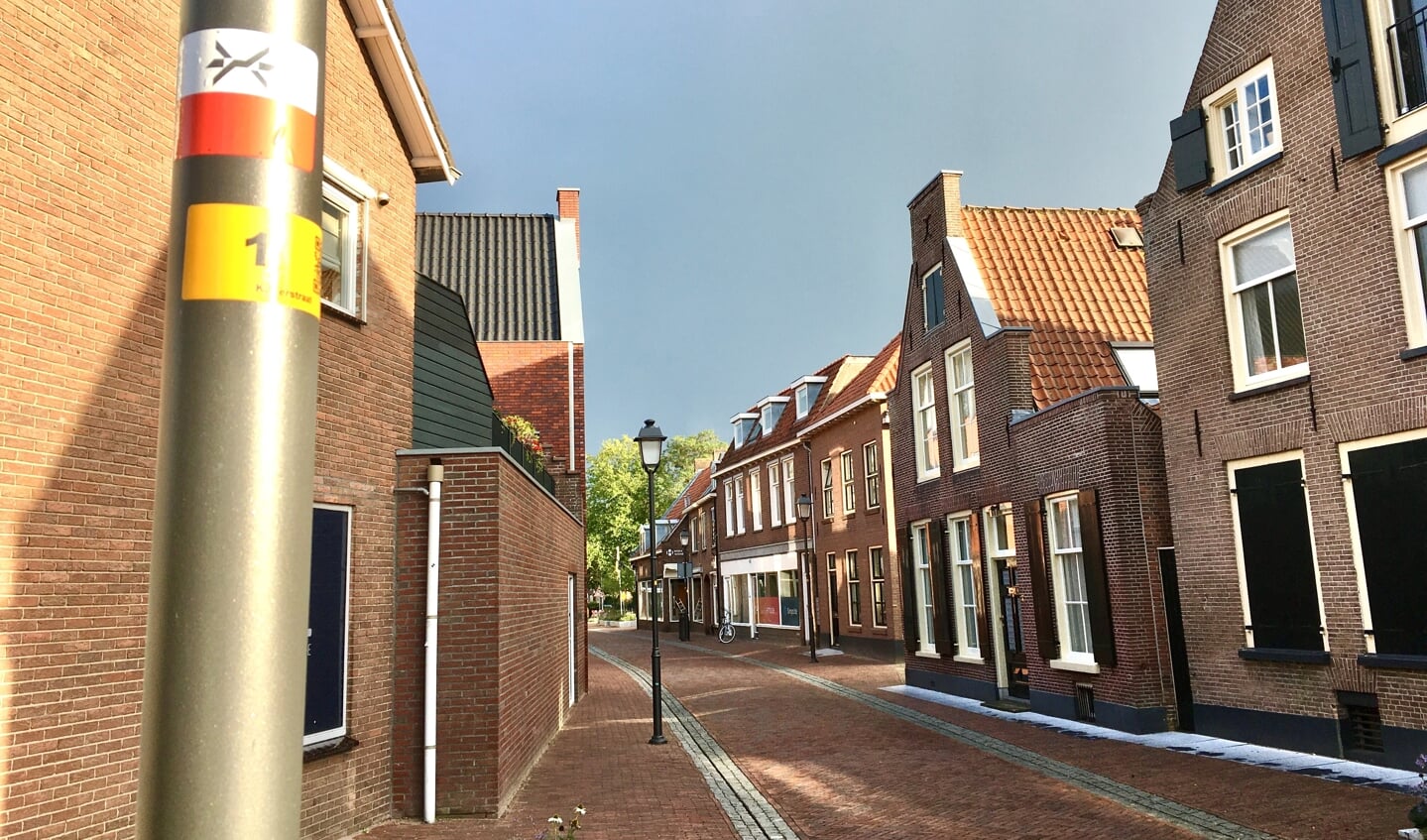 De wandelingen op 20 oktober lopen onder meer door de Kleterstraat. De wit- met rode sticker op de lantaarnpaal markeert het Westerborkpad, het langeafstandswandelpad in het teken van de Jodenvervolging.