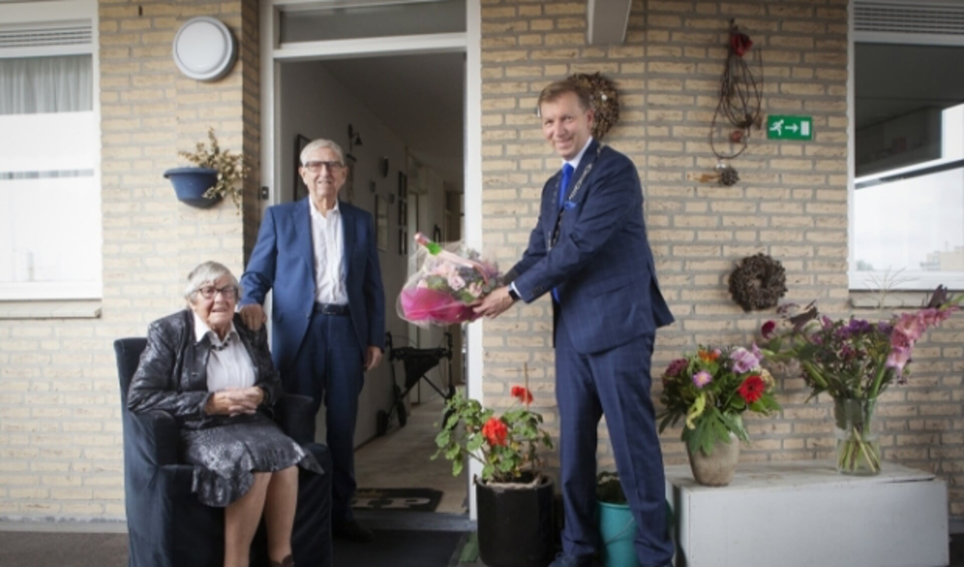 Bloemen van burgemeester Kats voor het briljanten bruidspaar Van Ojik (foto: gemeente Veenendaal)