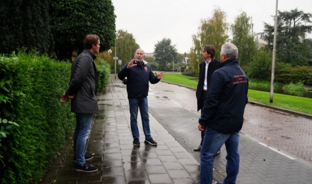 <p><em>Frank Schmitt van het interventieteam vertelt wethouder Herbert Raat en D66-raadslid Harmen van der Steenhoven op locatie in Elsrijk over een recente inbraak en over wat het interventieteam doet aan preventie. </em> </p>