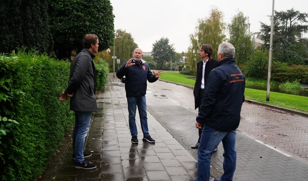 Frank Schmitt van het interventieteam vertelt wethouder Herbert Raat en D66-raadslid Harmen van der Steenhoven op locatie in Elsrijk over een recente inbraak en over wat het interventieteam doet aan preventie.  