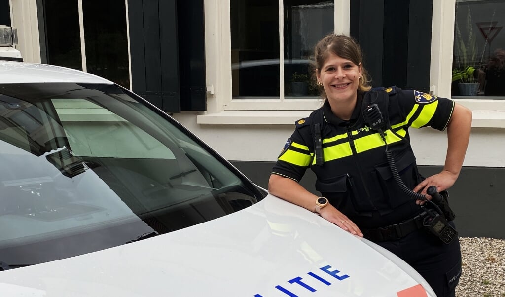 Anita van de Brug, de nieuwe wijkagent van Renswoude. ,,De burgemeester en ik appen regelmatig met elkaar.''