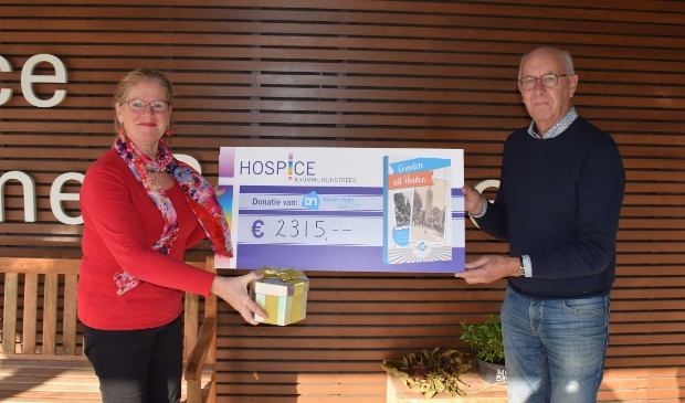 <p>Josje van Dijk (links) ontvangt de cheque van Rinus van den Heijkant (rechts)<br><br></p>