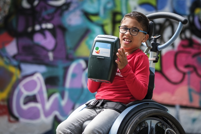 kind met een beperking met collectebus van het Gehandicapte Kind