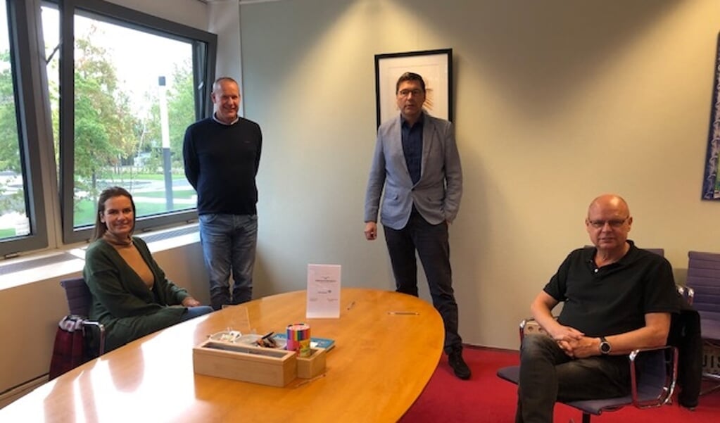 Projectleider Bert Hoving met het bestuur van Amstelland Anders: Merel Mur (voorzitter), Aart Stieva (secretaris) en John Bocxe (penningmeester) 