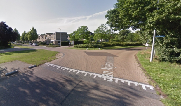 <p>De Jan Nijenhuisstraat bij de kruising met de Verzetslaan.</p>