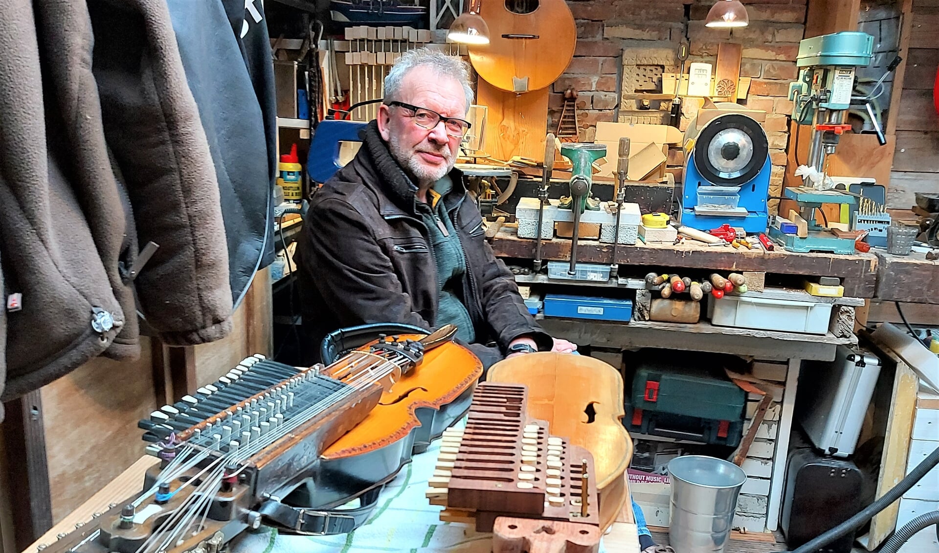 Instrumentenmaker Peter Eijsten naast een Nyckelharpa in wording