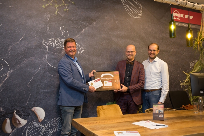 Bert en Johan ontvangen het MasterPartner certificaat uit handen van Robert, rayonmanager van NEFF.