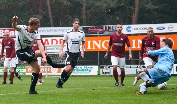 <p>Zonder publiek langs de lijn zet Gerjan van den Ham EFC'58 op voorsprong tegen Wodanseck. (foto: Dimitri Steijlen)</p>