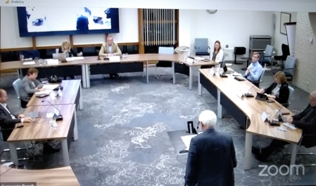 <p>Het Open Huis via live stream, met René Walburgh Schmidt,ex-wethouder en projectontwikkelaar, op de rug gezien aan het woord. Links wethouder Ali Dekker, rechts de raadsleden.</p>