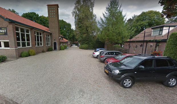 <p>De parkeerplaats bij de kerk aan de Speulderbosweg in Barneveld</p>