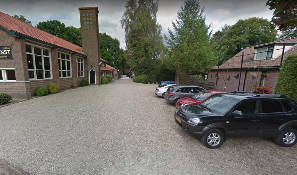 De parkeerplaats bij de kerk aan de Speulderbosweg in Barneveld