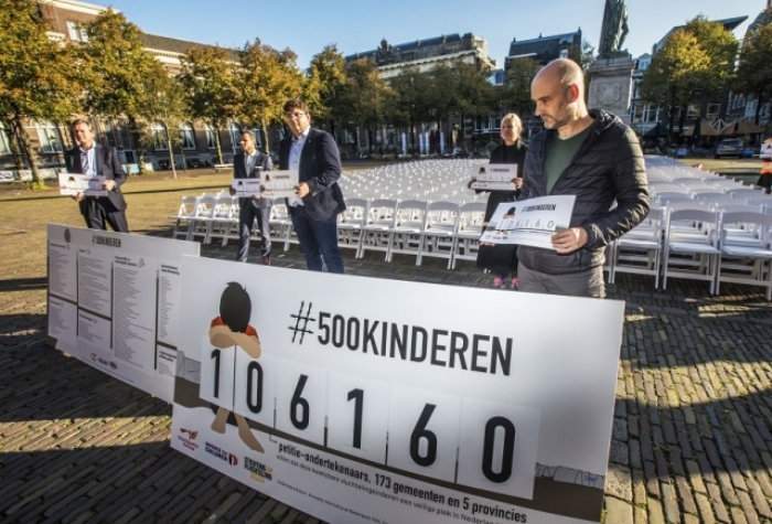 Kamerleden Jasper van Dijk (SP), Farid Azarkan (DENK), Maarten Groothuizen (D66), Madeleine van Toorenburg (CDA), Joël Voordewind (ChristenUnie), Attje Kuiken (PvdA) en Niels van den Berge (GroenLinks) nemen de petitie in ontvangst. De 500 lege stoel