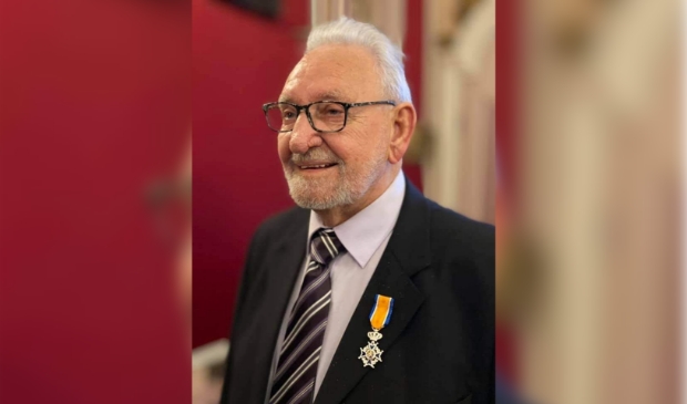 <p>De burgemeester reikte vrijdagavond aan Cornlis Hoogland een lintje uit voor zijn uitmuntende en langdurige inzet.</p>