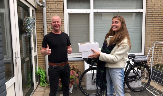 <p>Vrijwilligers van GKV bezorgden zo'n honderd ontbijtjes, Edwin Bos neemt het ontbijtje in ontvangst van Anouk van Velsen </p>