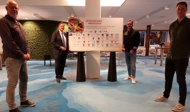 <p>Van links naar rechts: ambtenaar sportbeleid Tjipke Bokma, wethouder Rob Ellermeijer, coördinator sportakkoord Joris van Soerland en Tom Sloetjes (NOC*NSF) na de bekrachtiging van het Amstelveense Sportakkoord. </p>