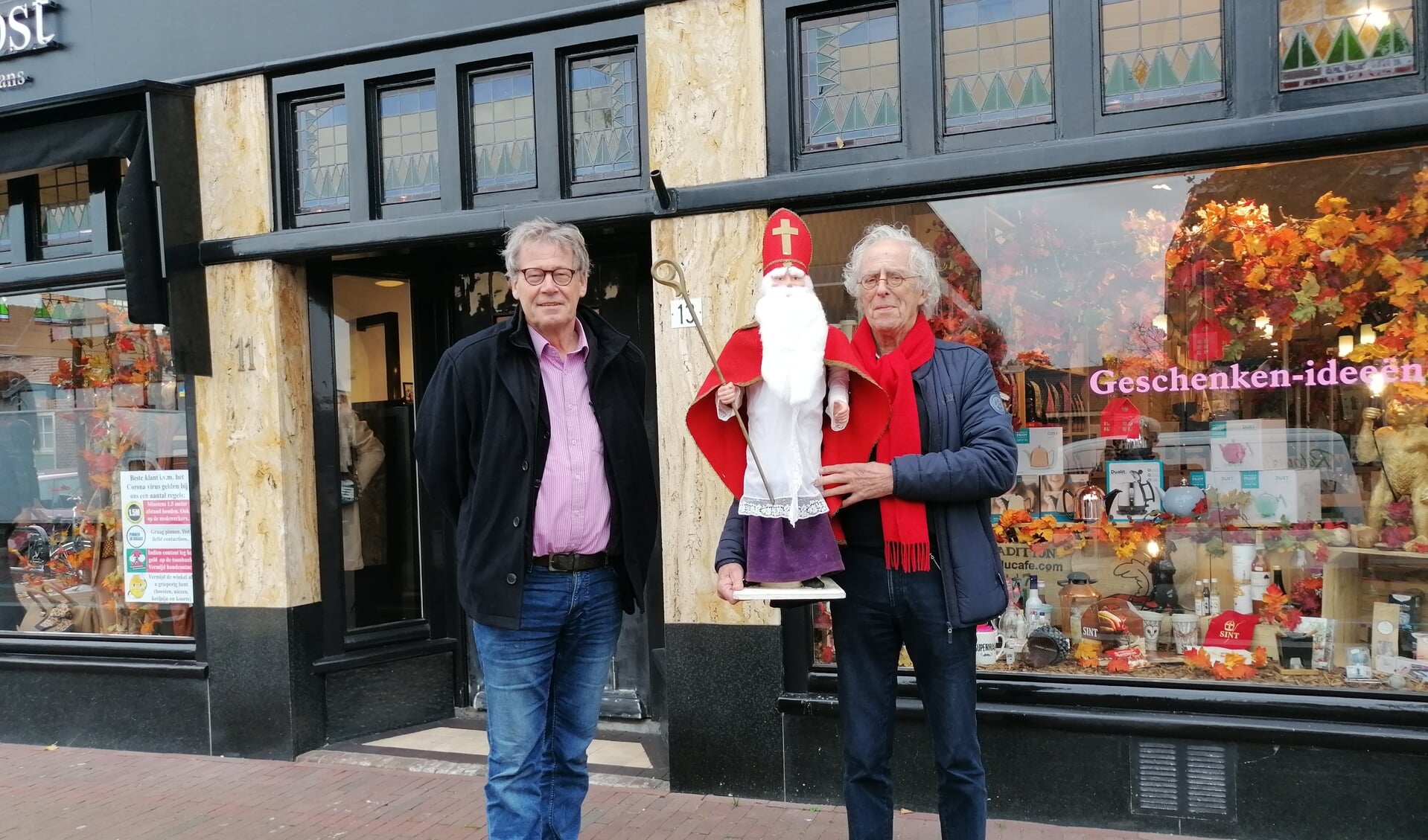 Werner Paans bracht de Sint-pop terug naar zijn vertrouwde plek, in de voormalige Immerzeel winkel aan de Van Weedestraat.
