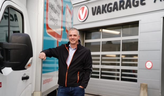 <p> Ernst Berkelaar bij de verhuiswagen, een van de huurauto's die Berkelaar heeft staan. </p>