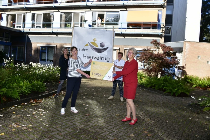 Uitreiking cheque aan hospice Heuvelrug
