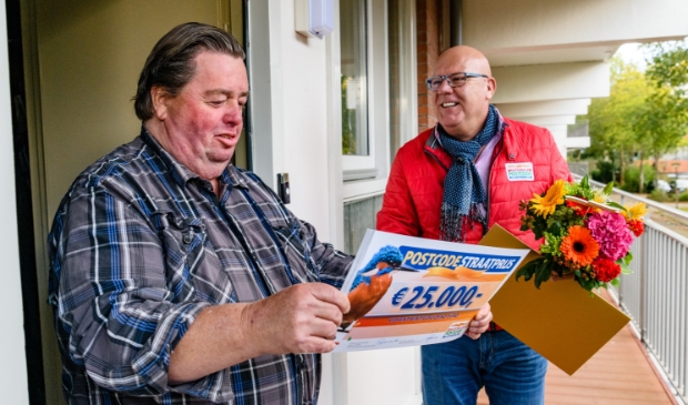 <p>Martijn ontvangt een cheque.</p>