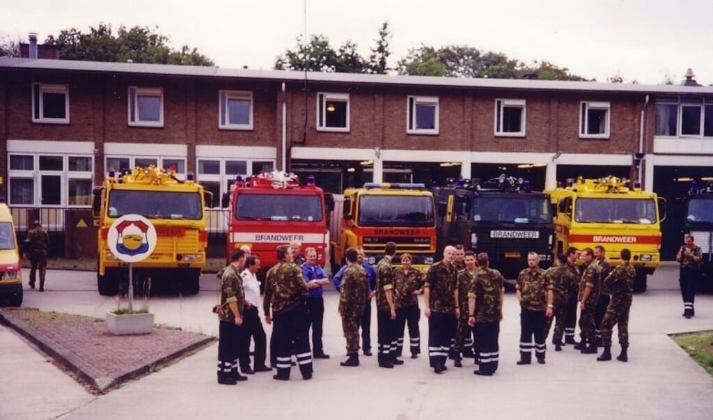 De voormalige brandweerkazerne op de toenmalige vliegbasis, met (speciale) bluswagens. De vraag is nu wie opdraait voor de vervuiling met PFOS in blusschuim.