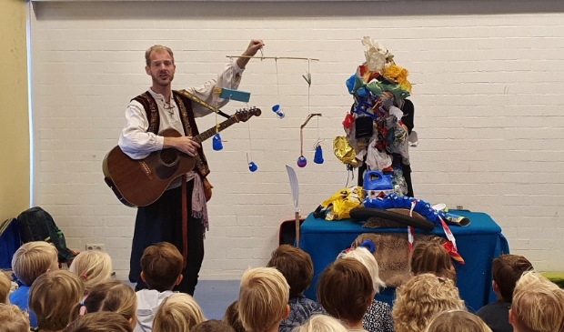 <p>Theatervoorstelling over het Afvalmonster.</p>