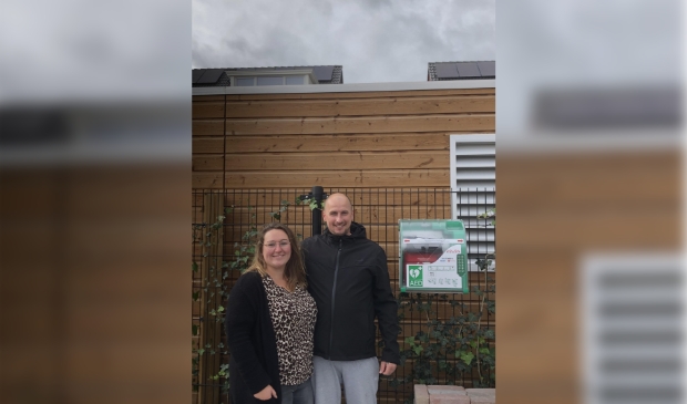Jordy en Corina den Dunnen bij de AED in de wijk