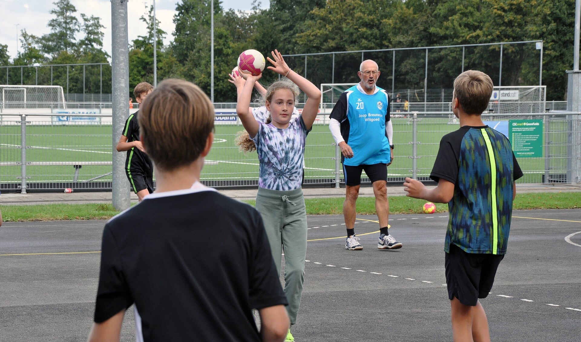 Handbaltrainer Jan Koops, hier tijdens de afgelopen zomersportweek met de Baarnse jeugd. 