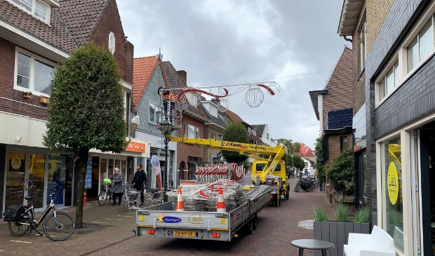 <p>Gisteren is begonnen met het ophangen van de lichtjes in de Laanstraat.</p>