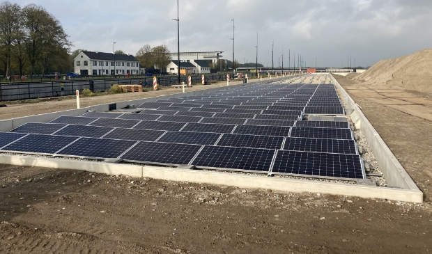 <p>Recent zijn zonnepanelen bij de sluis aangelegd</p>