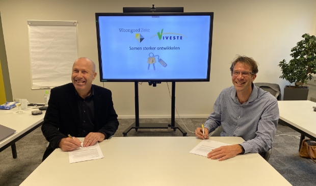 <p>Ondertekening intentieovereenkomst door de directeur-bestuurders Rob Wassenberg | Woongoed Zeist (links) en Batian Nieuwerth | Viveste (rechts) </p>