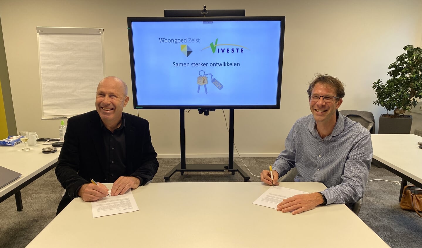 Ondertekening intentieovereenkomst door de directeur-bestuurders Rob Wassenberg | Woongoed Zeist (links) en Batian Nieuwerth | Viveste (rechts) 