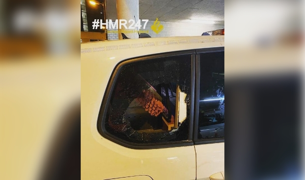 <p>Een van de jeugdigen vernielde de ruit van een politieauto.</p>