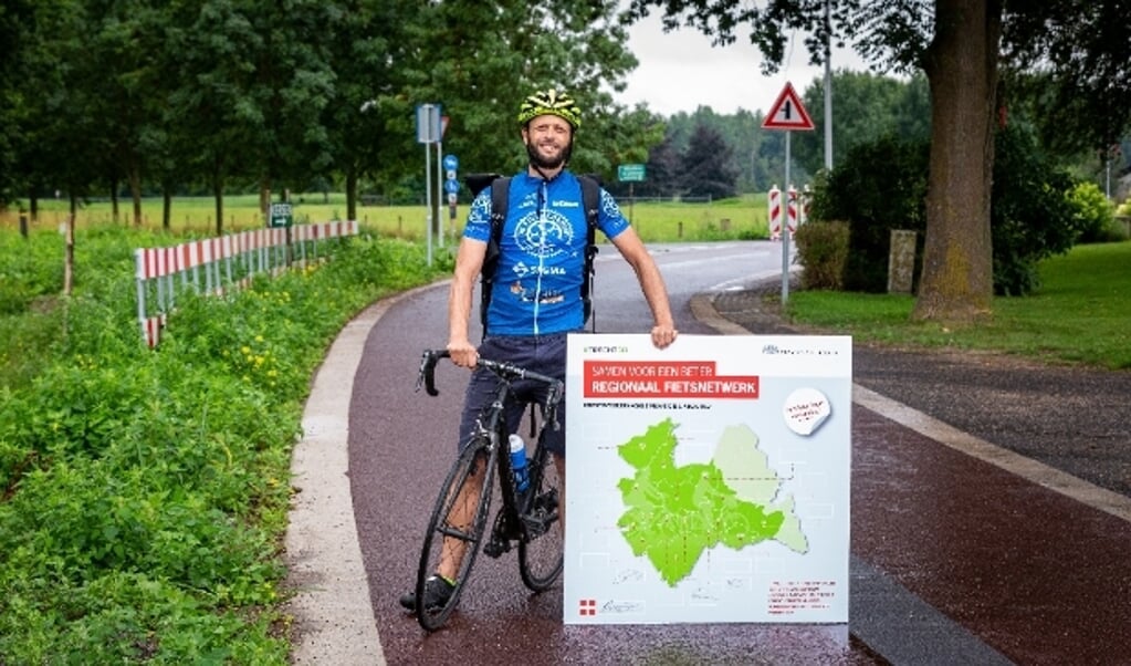 Fietskoerier Sjoerd fietst de provincie en gemeenten af om de handtekeningen op te halen. 