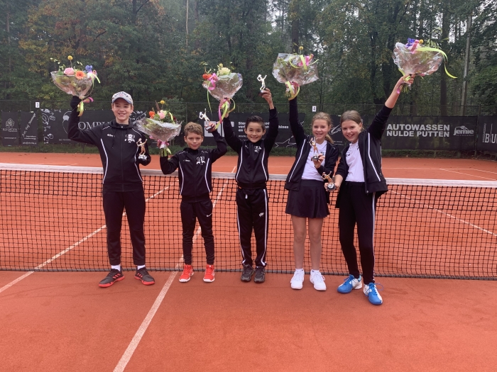 Het kampioensteam met v.l.n.r.: Loek Jonker, Delano Terpstra, Yuen Hu, June Heerlien en Sterre Geursen