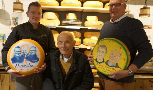 <p>Joop Domburg, hier tussen schoonzoon Henri Stoffelsen en kleinzoon Erik Stoffelsen, is zondag 4 oktober overleden.</p>