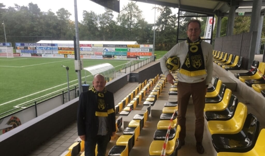 Voorzitters Ton Roskam (businessclub) en Aart Goossensen (vereniging) verwachten pas na de winterstop weer competitievoetbal bij DVS'33.