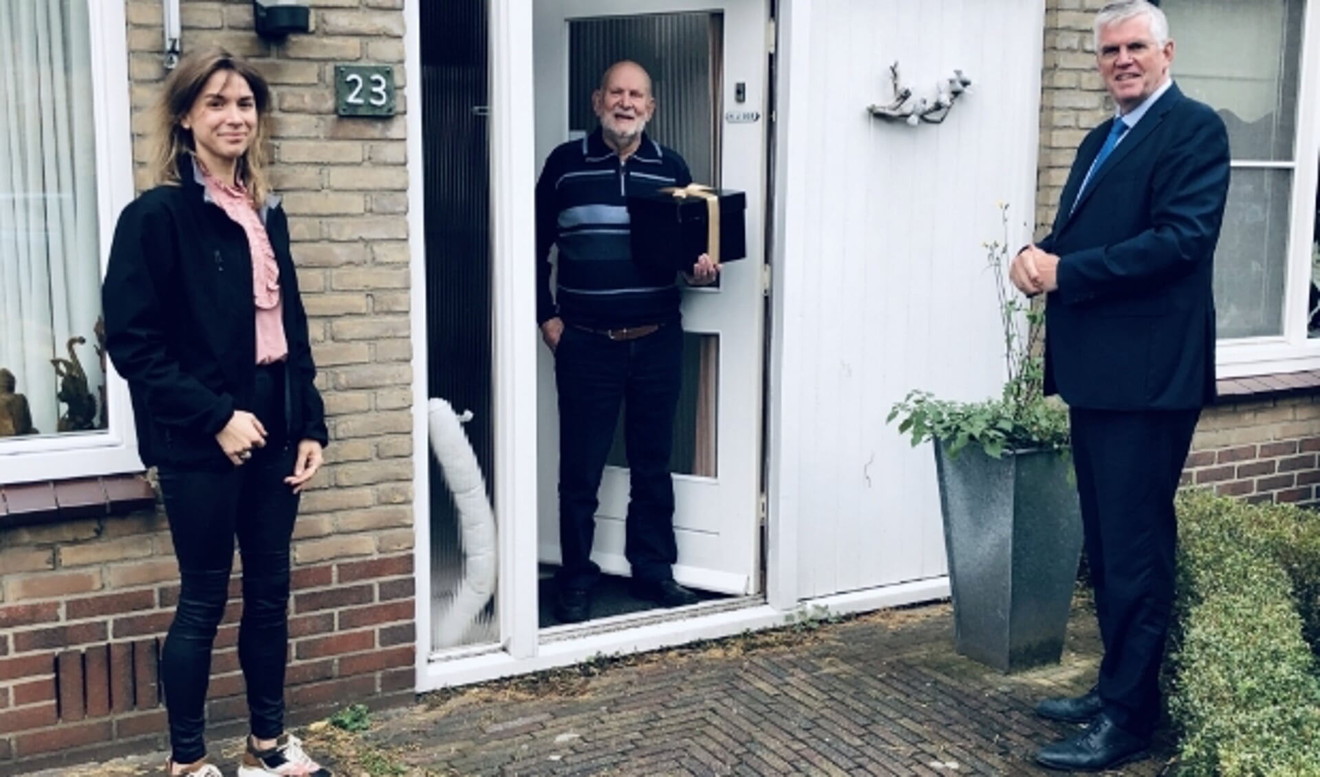 Henk Odé ontvangt van Katherine Haklander (Brasserie Staverden) en burgemeester André Baars een driegangendiner. 