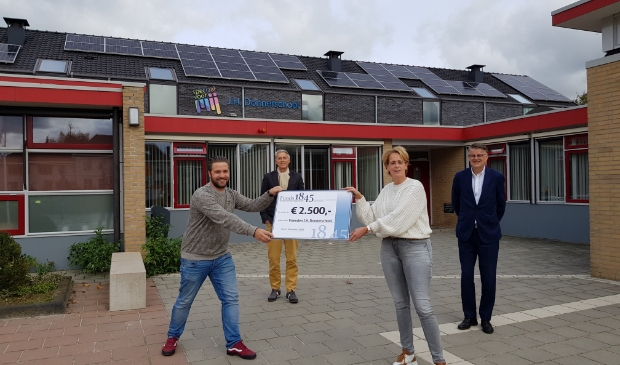 Op de foto van links naar rechts Dirk Jan de Jong (directeur basisschool J.H. Donnerschool), Willem Massier (initiatiefnemer Vrienden van de J.H. Donnerschool), Karin Eijlander (namens Fonds 1845) en Jan Hofman (directeur bestuurder van de school)