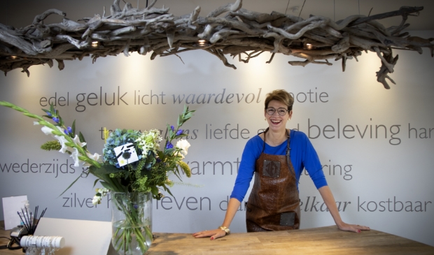 <p>Jet van der Hoeven in haar winkel, waar ook het atelier is. </p>